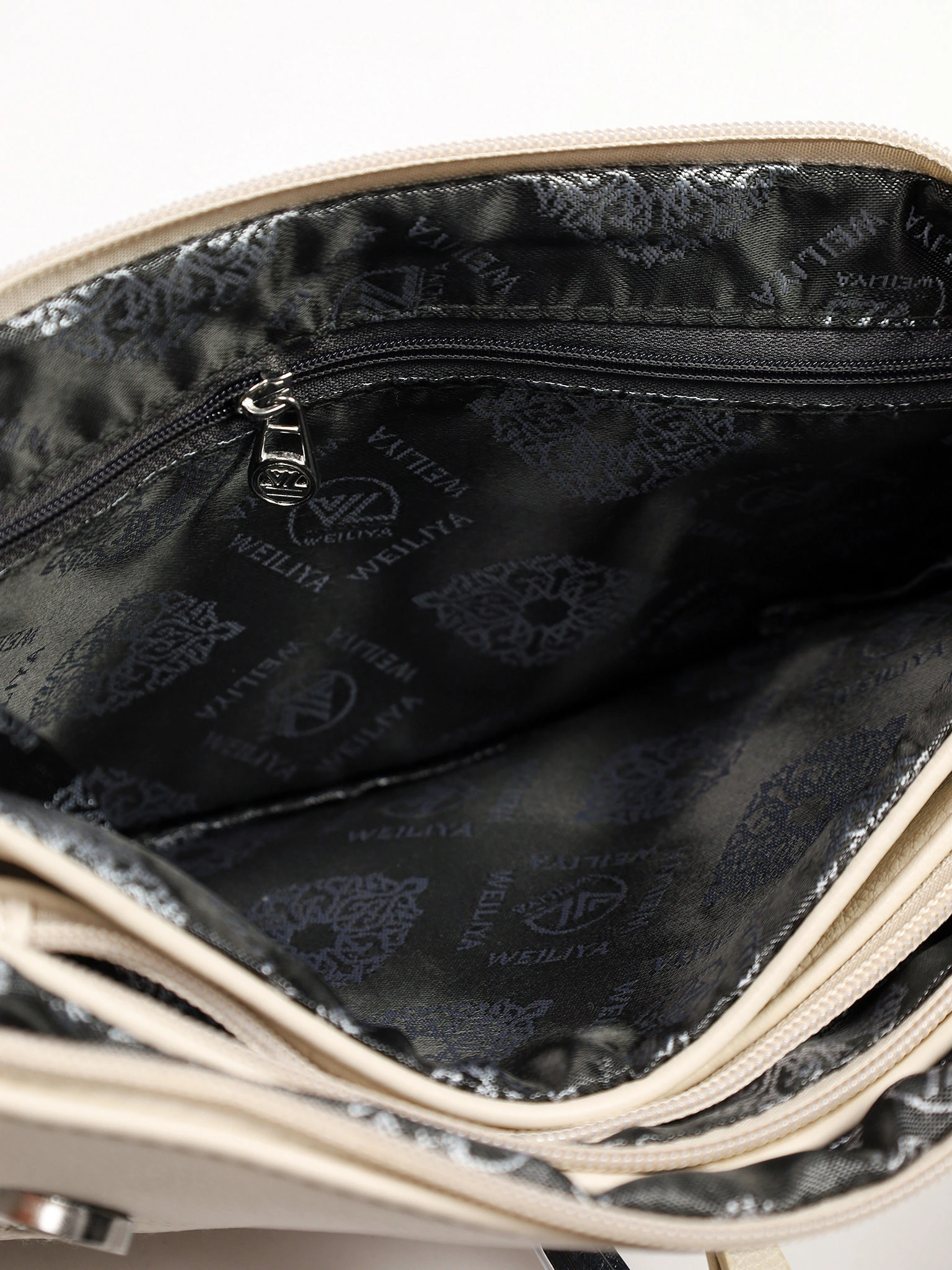 Сумка-кроссбоди со съемной ручкой и декоративными пуллерами в ассортименте